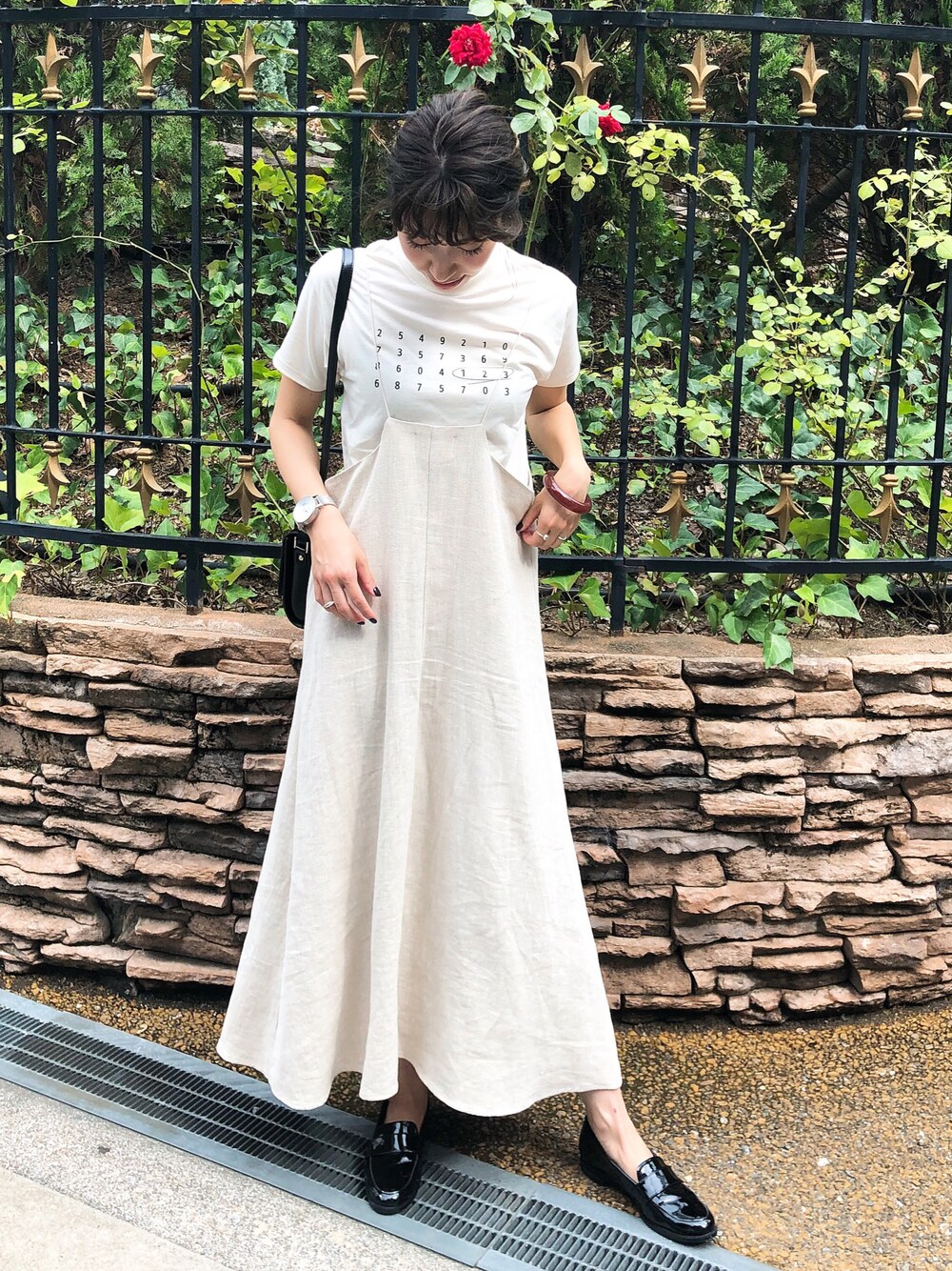 「夏コーデ、大人カジュアル、ワントーンコーデ、ベージュ、プリントT、onetwothree、ママコーデ、ワンピース」｜「Handmadeのnumber T（Tシャツ/カットソー、その他）」を使った、ヤマサキ サオリさん（レディース・169cm）の夏コーディネートの1枚目の写真