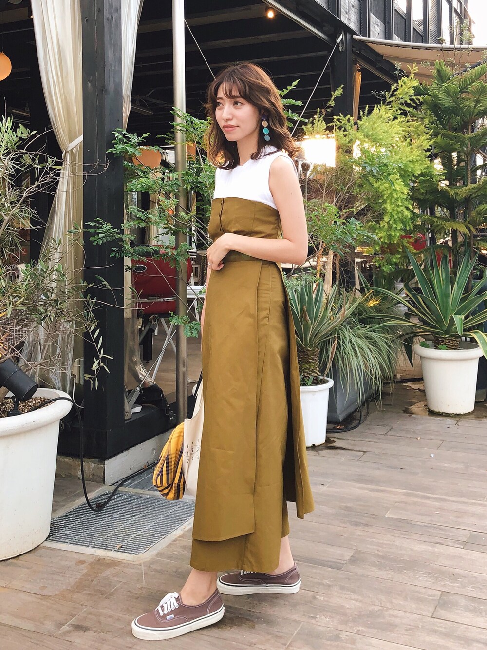 「秋のブラウンスタイル、大人カジュアル、秋コーデ、オトナ女子、秋服準備はじめました、ベアワンピ、ママコーデ」｜「MEER.のアイテム（オールインワン・サロペット、グリーン系）」を使った、ヤマサキ サオリさん（レディース・169cm）の秋コーディネートの1枚目の写真