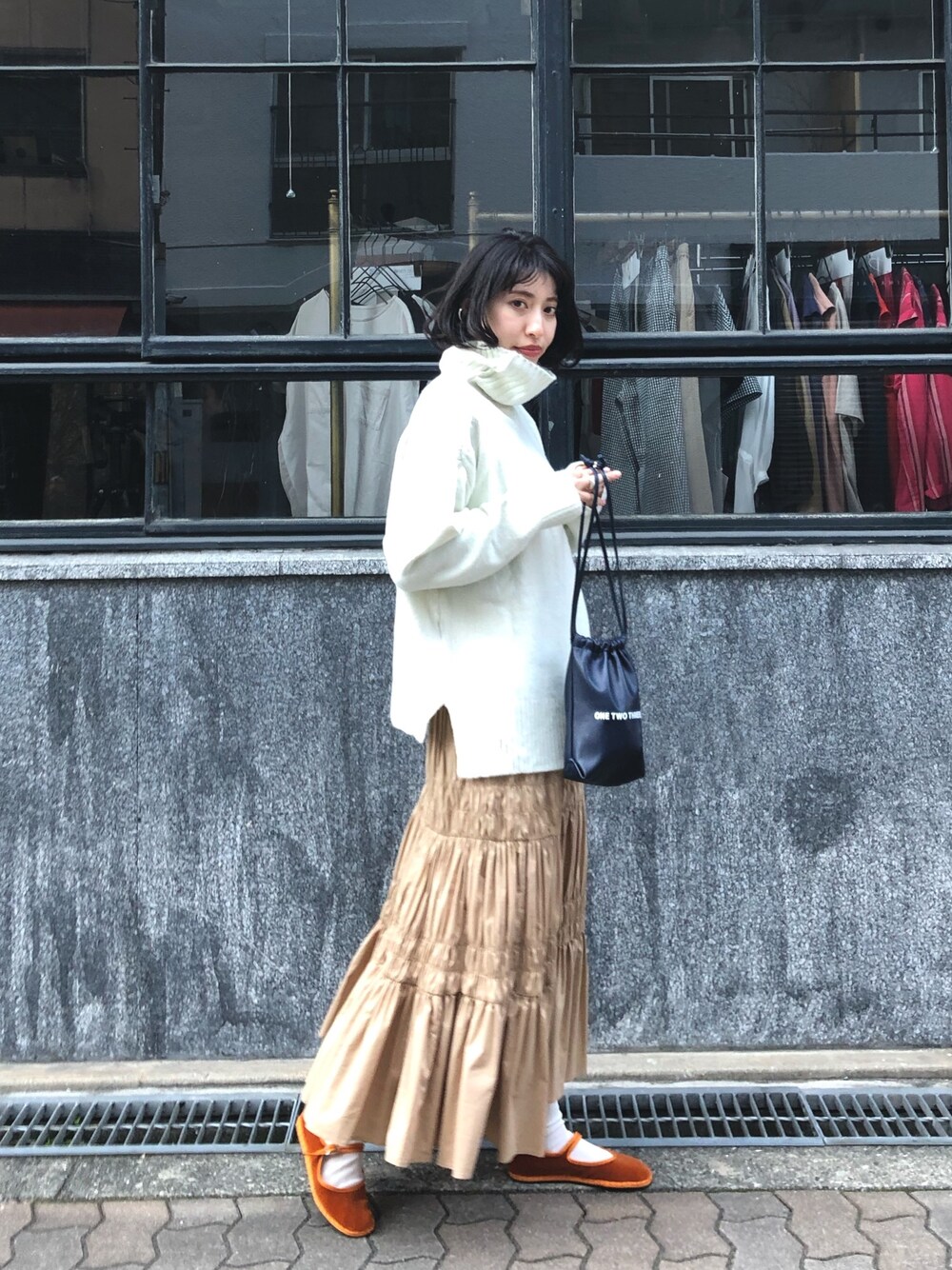 「大人カジュアル、ハイネック、プリーツスカート、ママコーデ、ベージュ、巾着バッグ、レザーバッグ」｜「UR'Sのﾀｰﾄﾙﾈｯｸﾆｯﾄﾌﾟﾙｵｰﾊﾞｰ（ニット/セーター、ホワイト系）」を使った、ヤマサキ サオリさん（レディース・169cm）の冬コーディネートの1枚目の写真