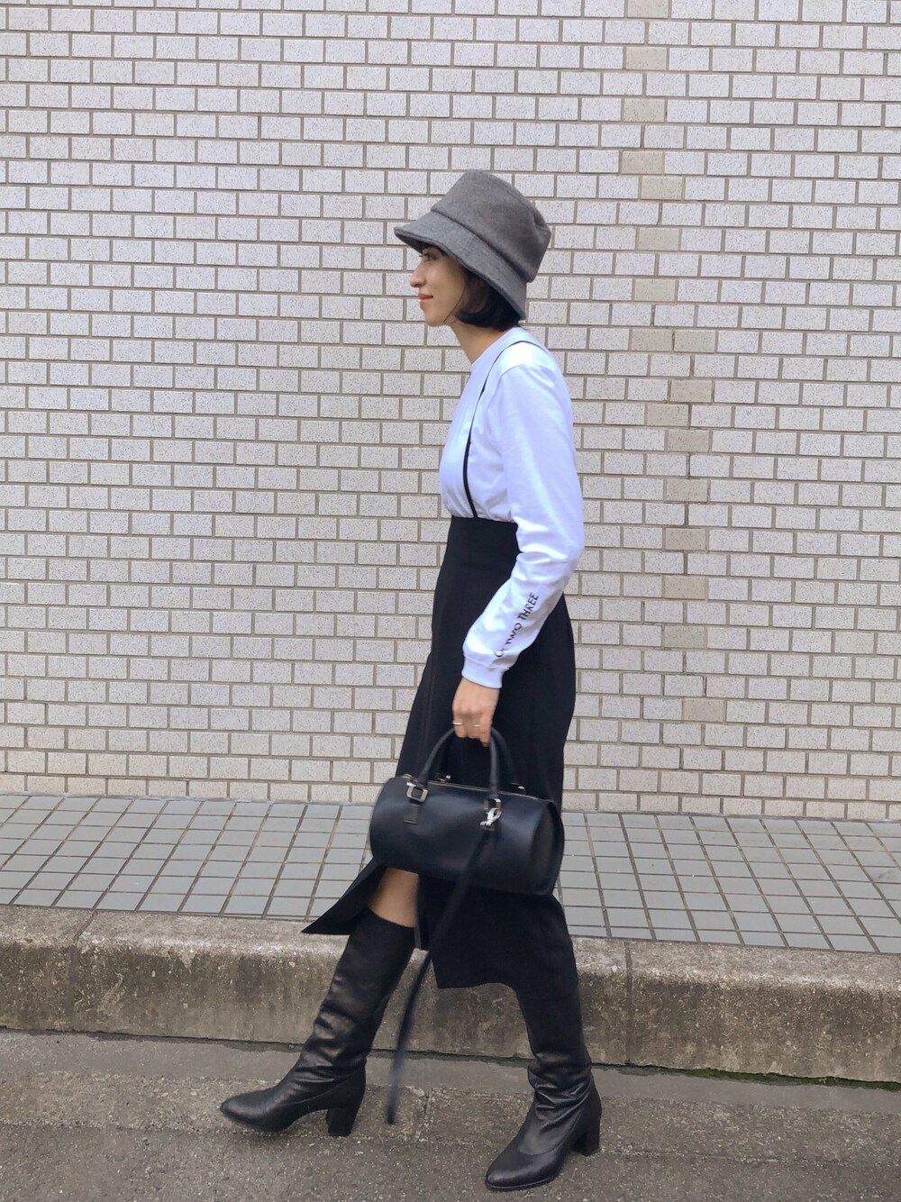 「大人カジュアル、プリントT、ロンT、ママコーデ、袖プリント、ラフ」｜「UR'Sのﾌﾛﾝﾄｽﾘｯﾄｻﾛﾍﾟｯﾄｽｶｰﾄ（スカート、ブラック系）」を使った、ヤマサキ サオリさん（レディース・169cm）の冬コーディネートの1枚目の写真