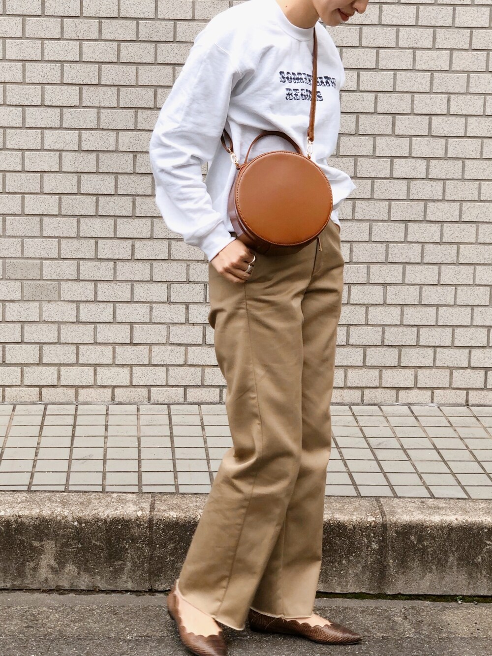 「オトナカジュアル、休日スタイル、ワントーンコーデ、ショルダーバッグ、ロゴスウェット、コーデュロイパンツ」｜「onetwothreeのアイテム（スウェット、ホワイト系）」を使った、ヤマサキ サオリさん（レディース・169cm）の春コーディネートの1枚目の写真