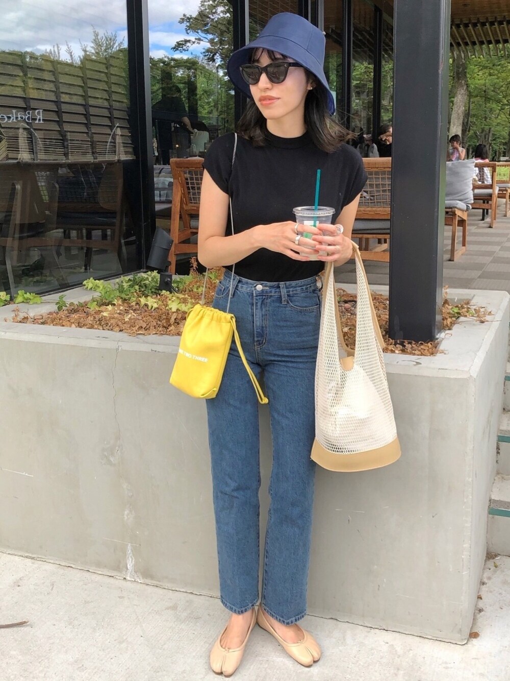 「秋のコーデ、カジュアルコーデ、ミニショルダー、バケットハット、デニム、タイトシルエット、サングラス」｜「titivateのﾍﾞｰｼｯｸﾌﾚﾝﾁｽﾘｰﾌﾞﾗｲﾄﾆｯﾄ（ニット/セーター、ブラック系）」を使った、ヤマサキ サオリさん（レディース・169cm）の秋コーディネートの1枚目の写真