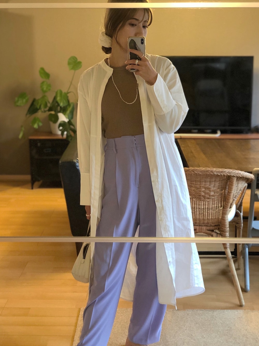 ブラウン系のTシャツ/カットソー、パープル系のスラックス、ホワイト系のショルダーバッグを着用したレディースの春コーディネートの1枚目の写真