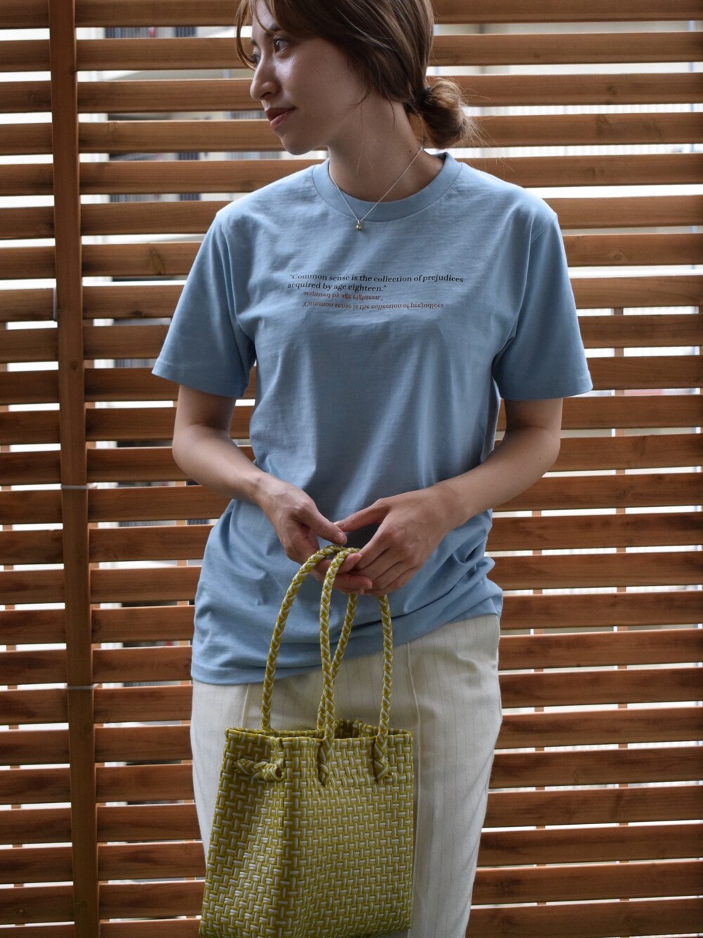 ブルー系のTシャツ/カットソー、イエロー系のハンドバッグ、ホワイト系のその他パンツを着用したレディースの春コーディネートの1枚目の写真