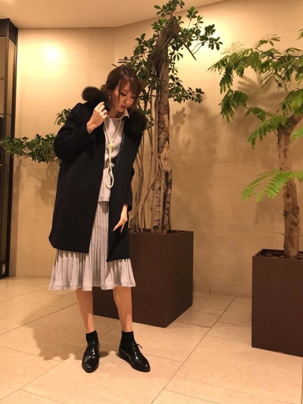 「ニット、セットアップ、冬コーデ、ファーコート、きれいめカジュアル、シャツスタイル、イタリアファッション、ナラカミーチェ(NARACAMICIE)、ナラカミーチェ」｜「NARACAMICIEのコットンツイル長袖シャツ（シャツ/ブラウス、ホワイト系）」を使った、Carlottaさん（レディース・170cm）の秋コーディネートの1枚目の写真