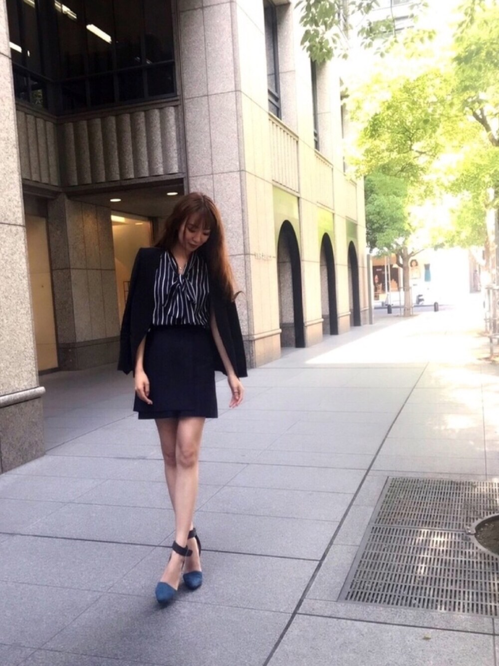 「ストライプ、fashion、ootd、春夏コーデ、イタリアファッション、イタリア、おしゃれさんと繋がりたい、ナラカミーチェ(NARACAMICIE)、ナラカミーチェ、2018ss」｜「NARACAMICIEの【セットアップスーツ対応】ナチュラルストレッチノーカラージャケット（スーツジャケット、ブラック系）」を使った、Carlottaさん（レディース・170cm）の春コーディネートの1枚目の写真