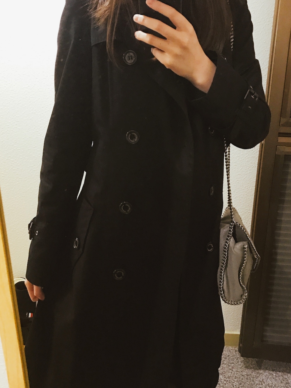 「春コーデ、シンプルコーデ」｜「BURBERRY BLUE LABELのアイテム（トレンチコート、ブラック系）」を使った、이토모さん（レディース・162cm）の春コーディネートの1枚目の写真
