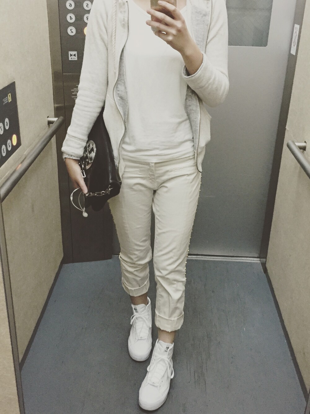 「ホワイトコーデ」｜「TORY BURCHのアイテム（クラッチバッグ、ブラック系）」を使った、이토모さん（レディース・162cm）の春コーディネートの1枚目の写真