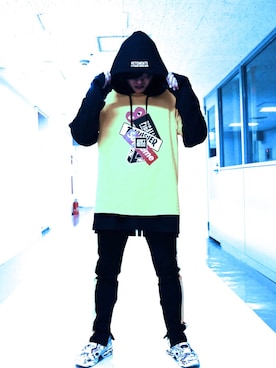 パーカーを使った 黄色tシャツ のメンズ人気ファッションコーディネート Wear