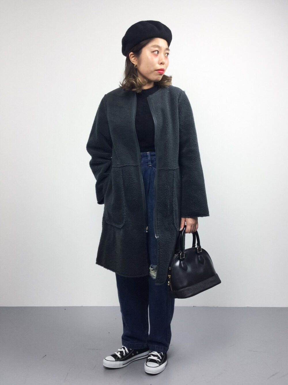 「アウター、カジュアル、ベレー帽、ブラックコーデ、converse、冬コーデ、冬、シンプルコーデ、カジュアルコーデ、モコモコアウター」｜「RODE SKOのRODE SKO プレーンベレー（ハンチング/ベレー帽、ブラック系）」を使った、ぽんさん（レディース・158cm）の冬コーディネートの1枚目の写真
