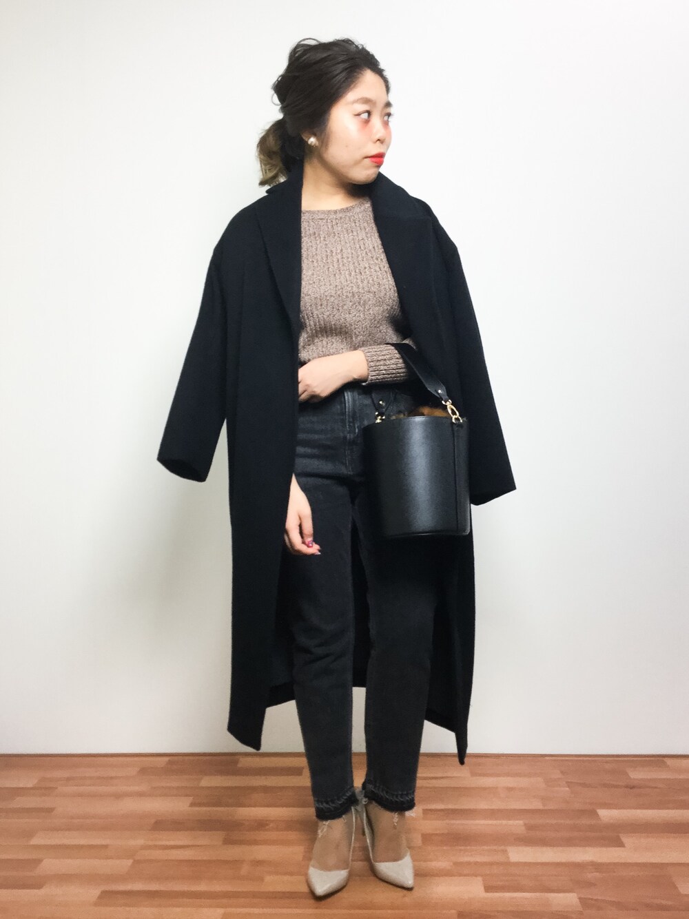 「シンプル、black、denim、冬コーデ、ロングコート、キレイめ、リブニット、ダメージデニムパンツ、オトナカジュアル、バケツバッグ」｜「JOURNAL STANDARDのビーバーロングコート＃（その他アウター、ブラック系）」を使った、ぽんさん（レディース・158cm）の冬コーディネートの1枚目の写真