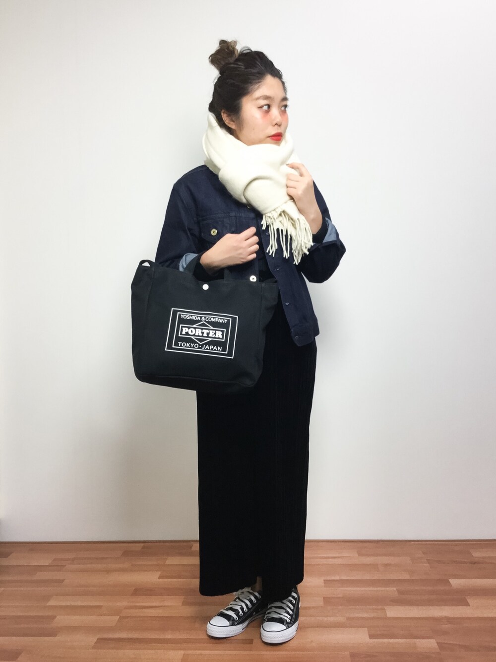 「スニーカー、トートバッグ、シンプル、converse、PORTER、モノトーン、大人カジュアル、ワイドパンツ、カジュアルコーデ、ベロアパンツ」｜「BEAUTY&YOUTH UNITED ARROWSのBY TRADITIONAL 13OZ 3RDデニムジャケットо：（デニムジャケット、ブルー系）」を使った、ぽんさん（レディース・158cm）の冬コーディネートの1枚目の写真