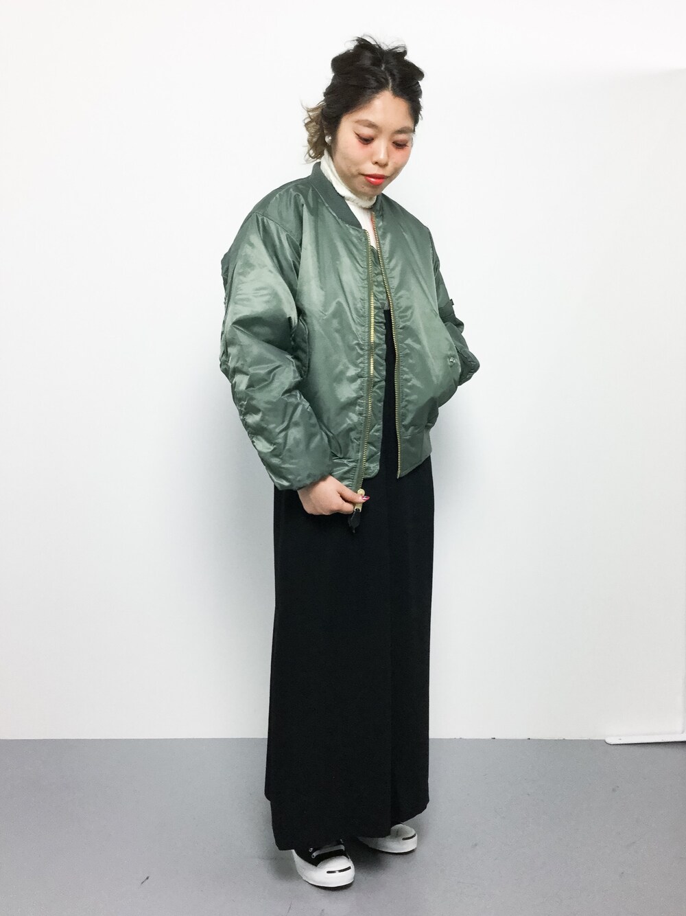 「カジュアル、シンプル、MA-1、converse、スニーカーコーデ、カーキアウター、タートルネックニット、ジャックパーセル、カジュアルコーデ、オトナカジュアル」｜「KBFのilli ワイドリブタートル（ニット/セーター、ホワイト系）」を使った、ぽんさん（レディース・158cm）の冬コーディネートの1枚目の写真