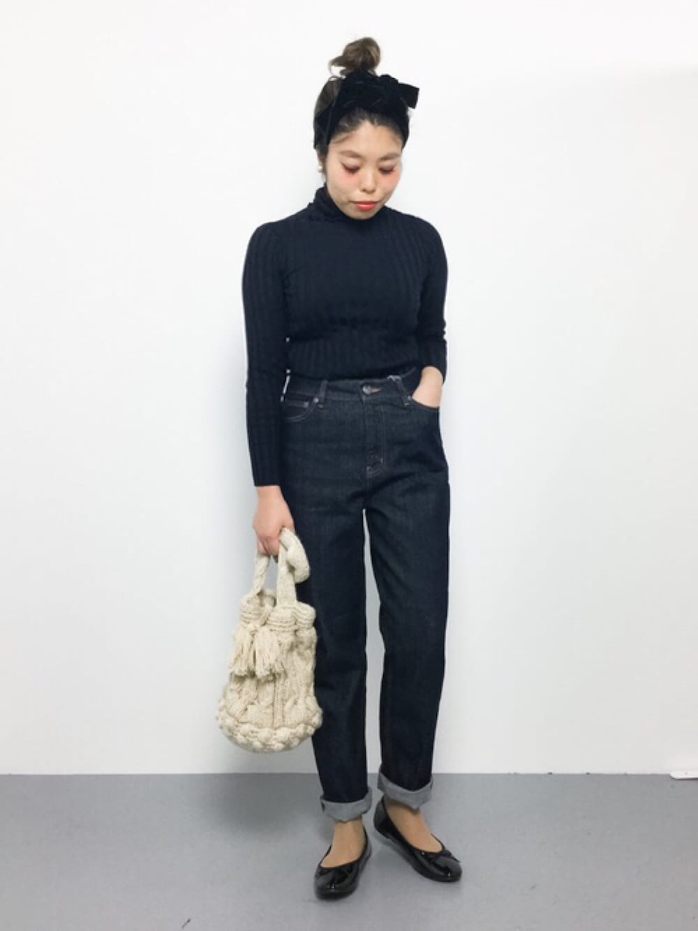 「デニム、シンプル、ヘアバンド、モノトーン、大人カジュアル、休日スタイル、バレエシューズ、タートルネックニット、リブニット、カジュアルコーデ」｜「fifthのフィットニットタートルトップス（ニット/セーター、ブルー系）」を使った、ぽんさん（レディース・158cm）の冬コーディネートの1枚目の写真