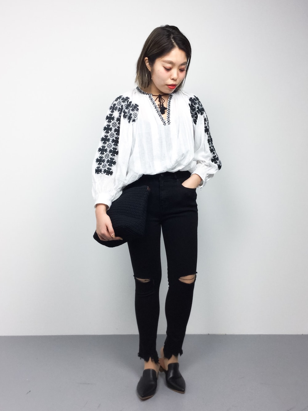 ホワイト系のシャツ/ブラウス、ブラック系のデニムパンツ、ブラック系のサンダルを着用したレディースの冬コーディネートの1枚目の写真