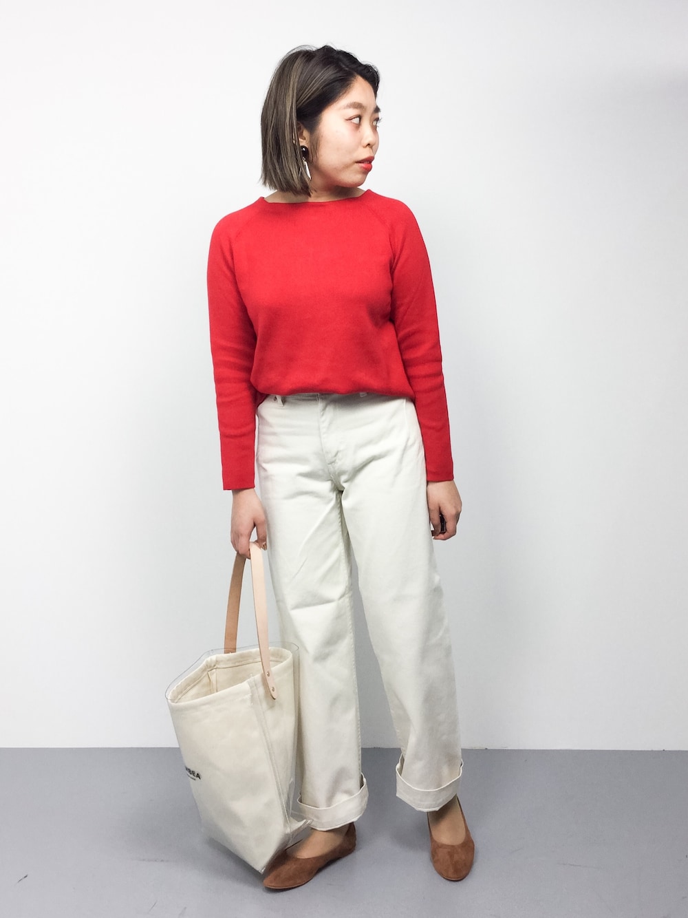 「トートバッグ、赤、大人カジュアル、ワイドパンツ、ホワイトデニム、白パンツ、ホワイトパンツ、赤ニット、春コーデ、バギーパンツ」｜「UNITED ARROWSの＜TEMBEA（テンベア）＞バケットトート PVC（トートバッグ、ホワイト系）」を使った、ぽんさん（レディース・158cm）の冬コーディネートの1枚目の写真