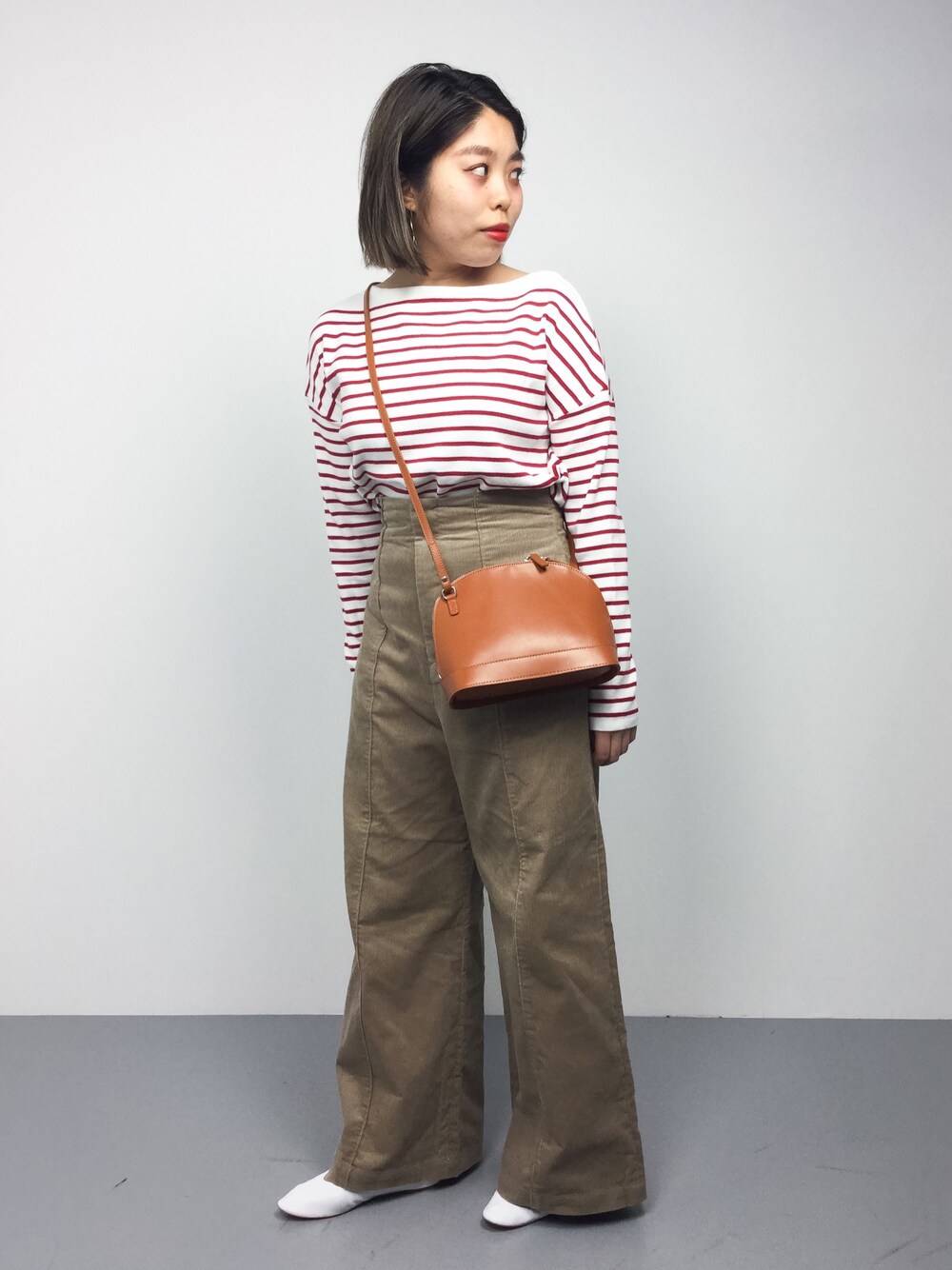 「コーデュロイ、ショルダーバッグ、大人カジュアル、コーデュロイパンツ、バレエシューズ、大人コーデ、ハイウエストパンツ、ボーダートップス、春コーデ、ラクチンコーデ」｜「FREAK'S STOREのYAHKI/ヤーキ　ミニショルダー                        （ショルダーバッグ、イエロー系）」を使った、ぽんさん（レディース・158cm）の冬コーディネートの1枚目の写真