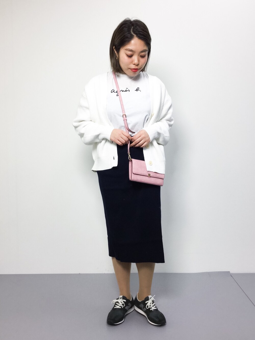 「カーディガン、タイトスカート、スカート、ロゴT、ピンク、ショルダーバッグ、春、agnes b.、オトナカジュアル、はるコーデ」｜「JOURNAL STANDARD relumeのCotton FULL NEEDLE ラップスカート#（スカート、ブルー系）」を使った、ぽんさん（レディース・158cm）の冬コーディネートの1枚目の写真