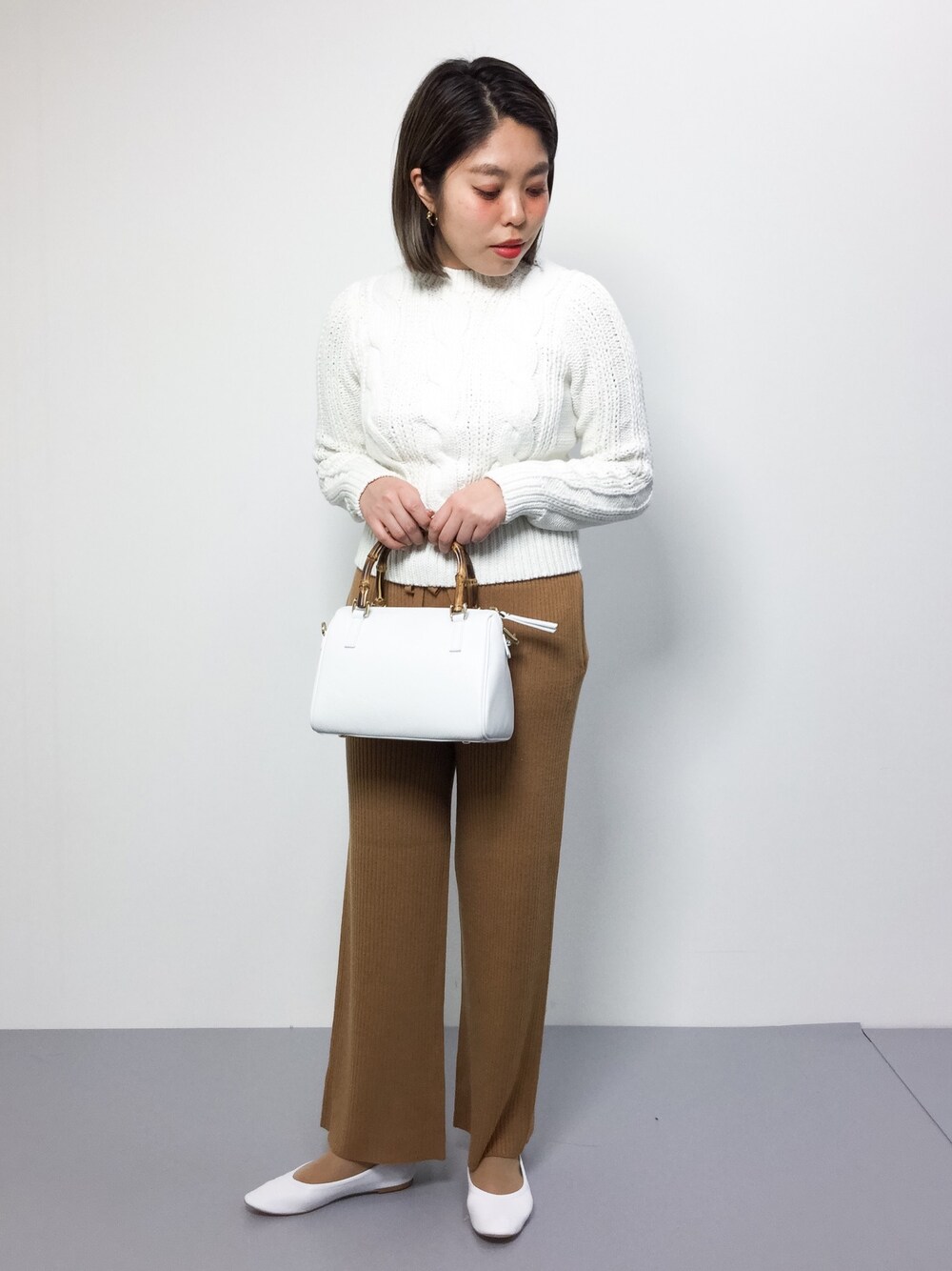 「シンプル、ケーブルニット、白、バレエシューズ、ニットパンツ、きれいめカジュアル、ホワイトニット、春色、春コーデ、オトナカジュアル」｜「UNITED ARROWSのUWBT LILY ケーブル クルーネック ニット（ニット/セーター、ホワイト系）」を使った、ぽんさん（レディース・158cm）の冬コーディネートの1枚目の写真