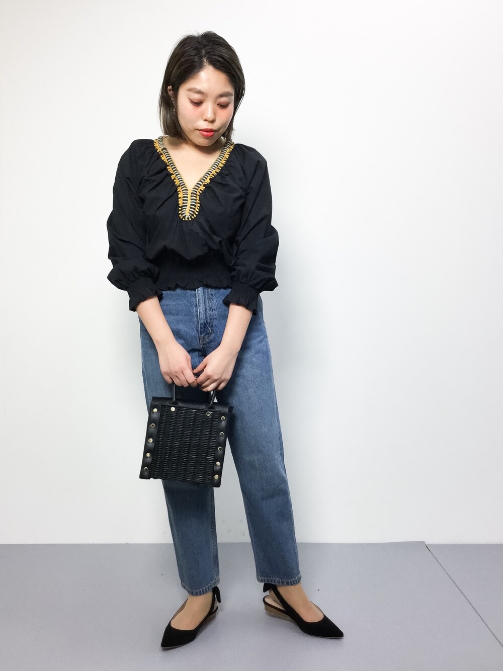 「デニム、Vネック、黒、大人カジュアル、春、かごバッグ、春コーデ、刺繍ブラウス、オトナカジュアル、はるコーデ」｜「RODE SKOのRODE SKO ADELMIRA バックリボンフラット（パンプス、ブラック系）」を使った、ぽんさん（レディース・158cm）の冬コーディネートの1枚目の写真