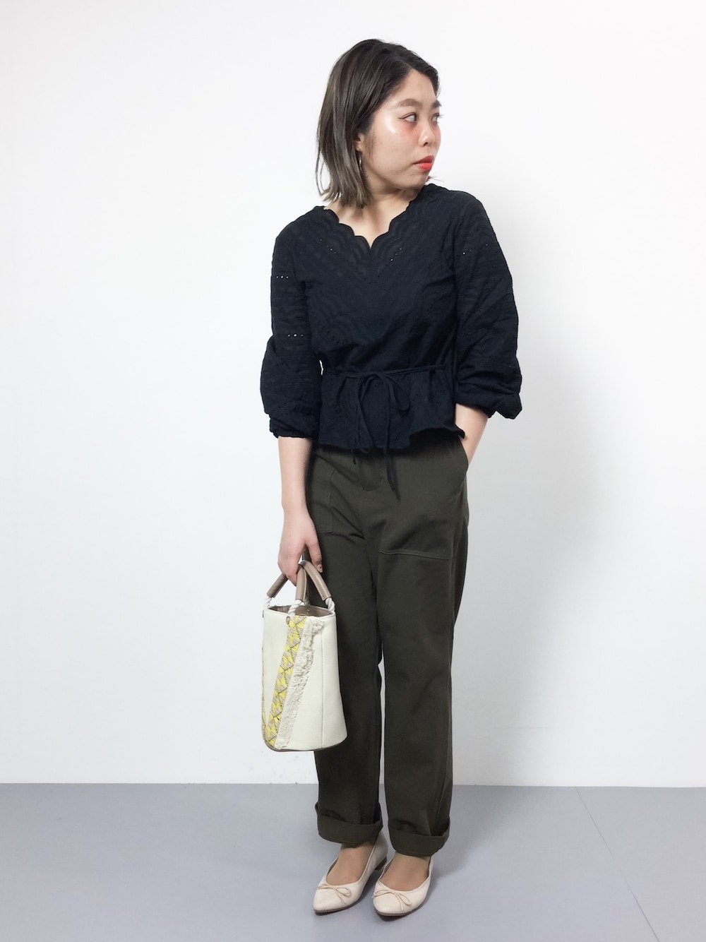 「トートバッグ、レース、バレエシューズ、casual、春、カーキパンツ、春コーデ、カジュアルコーデ、オトナカジュアル、はるコーデ」｜「RODE SKOのRODE SKO DORA ソフトエスニックバケツバッグ（ショルダーバッグ、ホワイト系）」を使った、ぽんさん（レディース・158cm）の春コーディネートの1枚目の写真