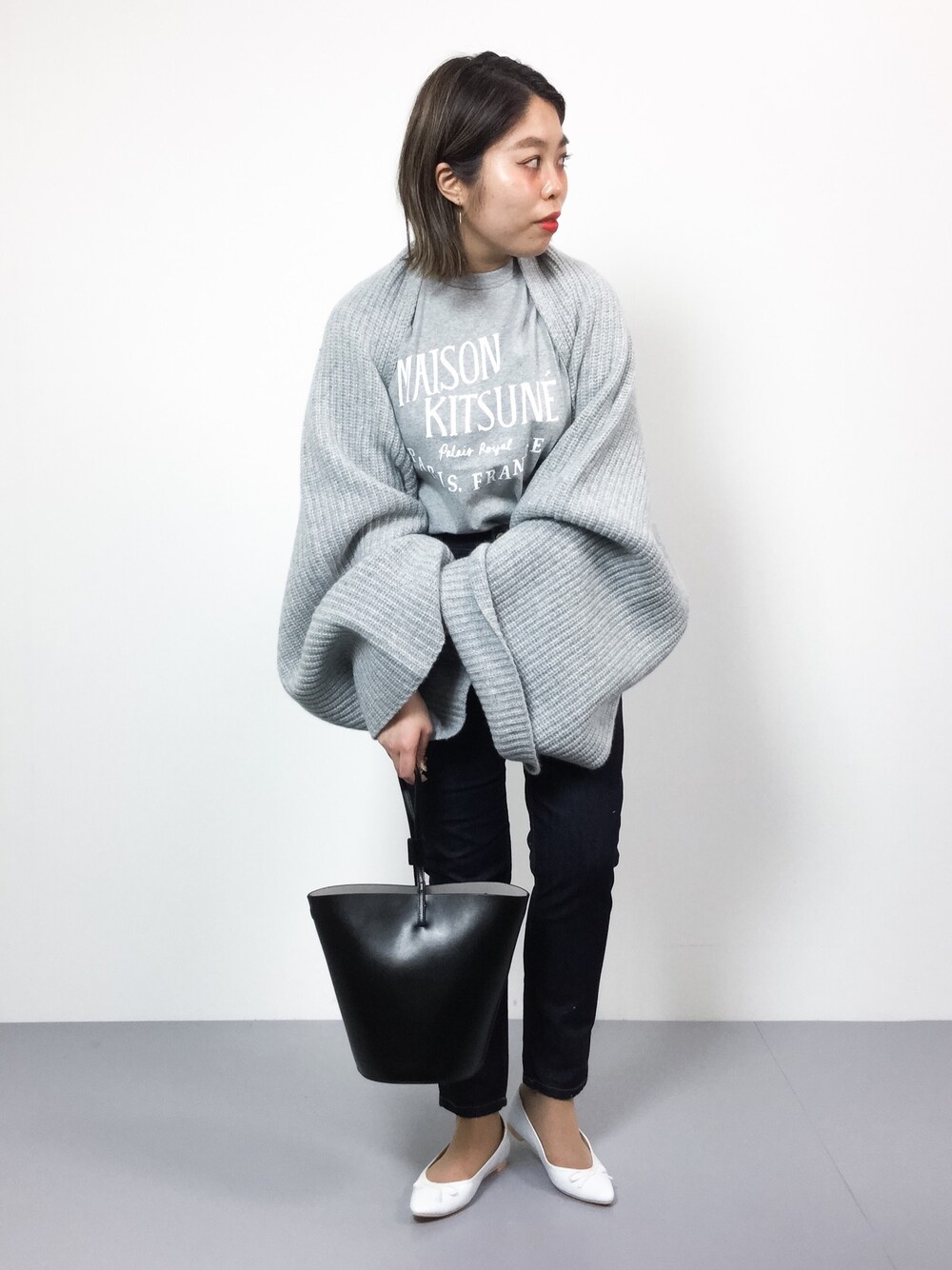「ロゴT、カジュアル、シンプル、グレー、MAISON KITSUNE、モノトーン、大人カジュアル、春コーデ、ボレロ、はるコーデ」｜「JOURNAL STANDARDのハミルトン 3Gワイドスリーブボレロ#（カーディガン/ボレロ、グレー系）」を使った、ぽんさん（レディース・158cm）の春コーディネートの1枚目の写真