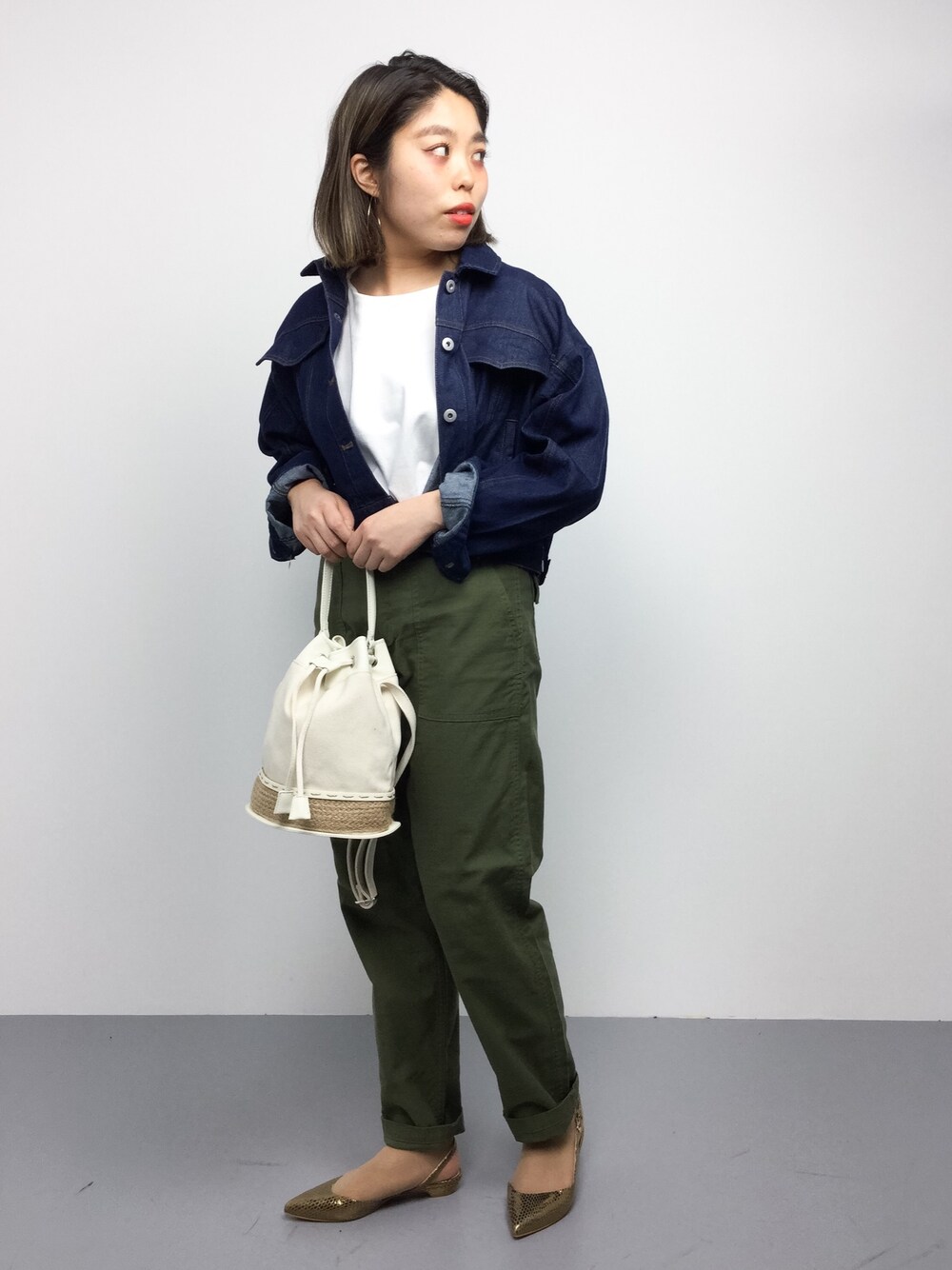 「デニムジャケット、denim、KBF、カーキ、casual、大人コーデ、シンプルコーデ、春コーデ、カジュアルコーデ、はるコーデ」｜「KBFのKBF 2WAY変形Gジャン（デニムジャケット、ブルー系）」を使った、ぽんさん（レディース・158cm）の春コーディネートの1枚目の写真