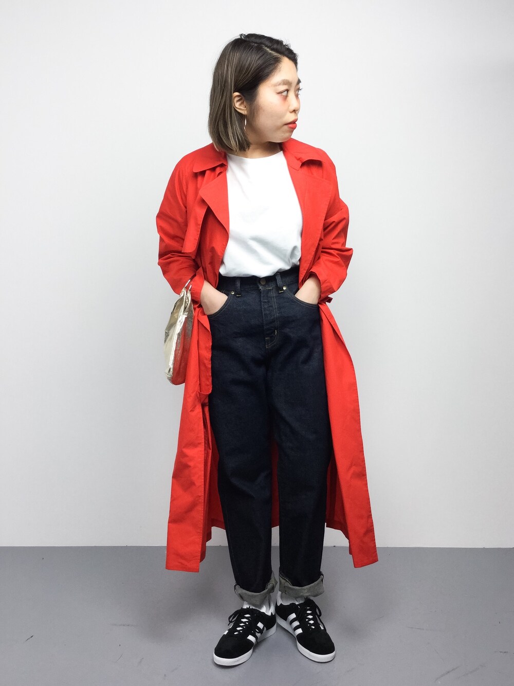 「denim、スポーツミックス、デニムパンツ、ロールアップ、靴下チラ見せ、スプリングコート、シンプルコーデ、春コーデ、ネイビー×ホワイト、カジュアルコーデ」｜「ADAM ET ROPE'のボーダー＆無地プルオーバー（Tシャツ/カットソー、ホワイト系）」を使った、ぽんさん（レディース・158cm）の春コーディネートの1枚目の写真