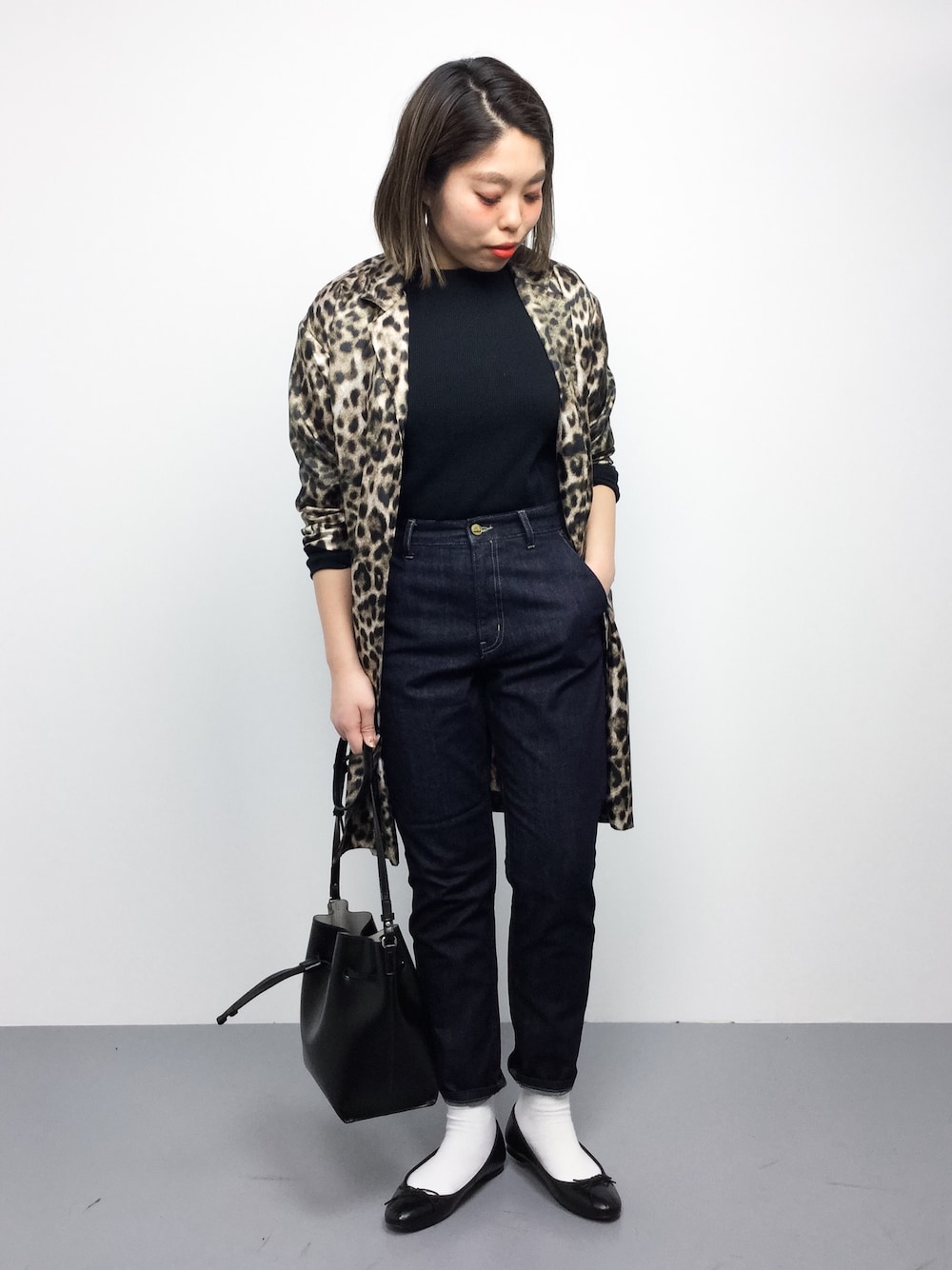 「レオパード、モノトーン、デニムパンツ、バレエシューズ、大人コーデ、ロールアップ、靴下チラ見せ、スプリングコート、春コーデ、サーマル」｜「URBAN RESEARCH Sonny LabelのSonny Label サーマルプルオーバー（Tシャツ/カットソー、ブラック系）」を使った、ぽんさん（レディース・158cm）の春コーディネートの1枚目の写真