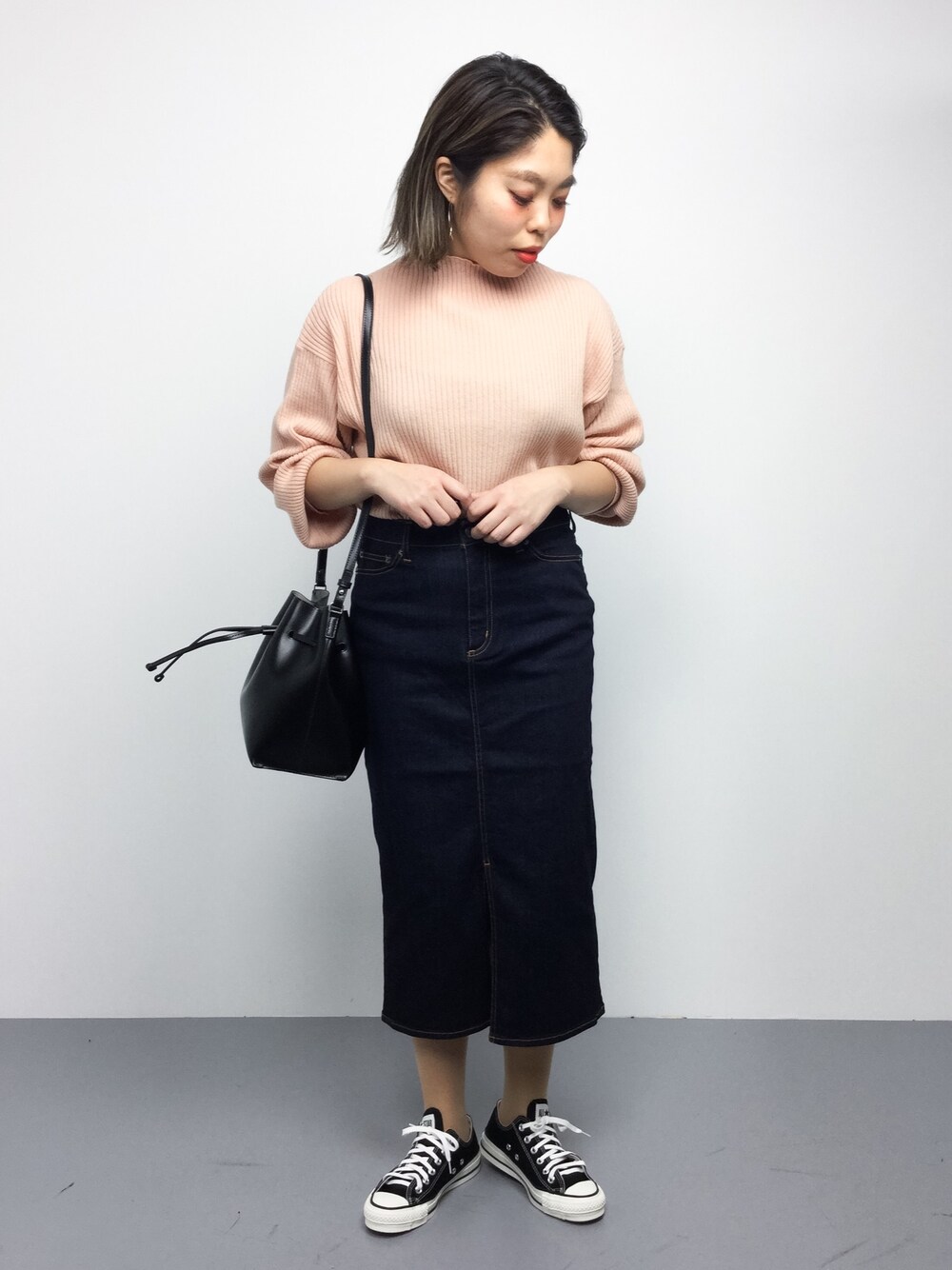 「スカート、シンプル、ピンク、converse、デニムスカート、大人カジュアル、ドルマンニット、きれいめカジュアル、春コーデ、はるコーデ」｜「KBFのKBF ライトRIBドルマンニット（ニット/セーター、ピンク系）」を使った、ぽんさん（レディース・158cm）の春コーディネートの1枚目の写真