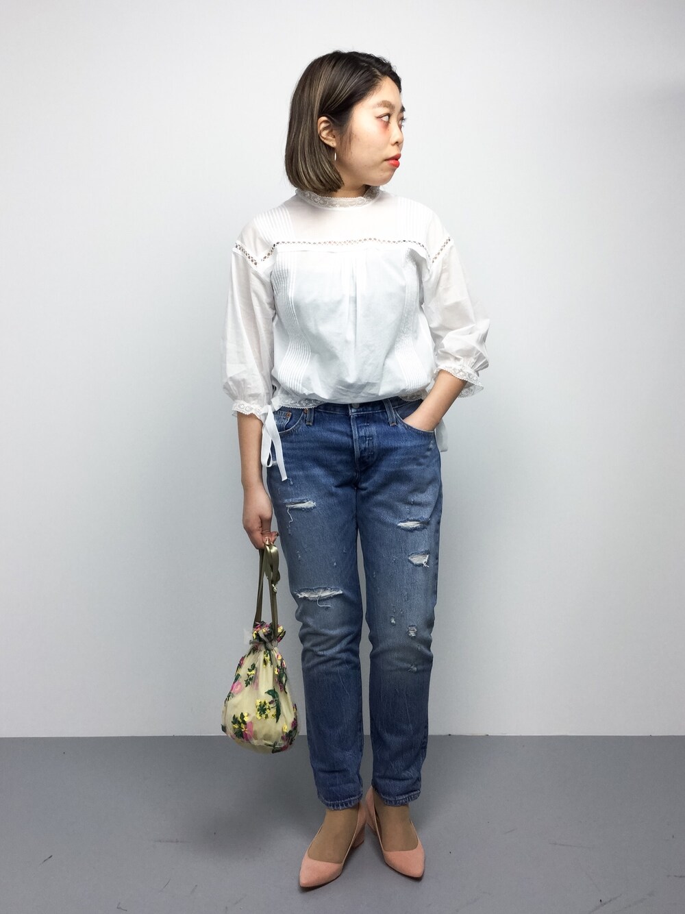 「シンプル、denim、花柄、大人カジュアル、casual、春、ダメージデニムパンツ、春コーデ、レーストップス、はるコーデ」｜「BEAUTY&YOUTH UNITED ARROWSのBY∴ コットンローンレース7分袖ブラウス　-手洗い可能-（シャツ/ブラウス、ホワイト系）」を使った、ぽんさん（レディース・158cm）の春コーディネートの1枚目の写真