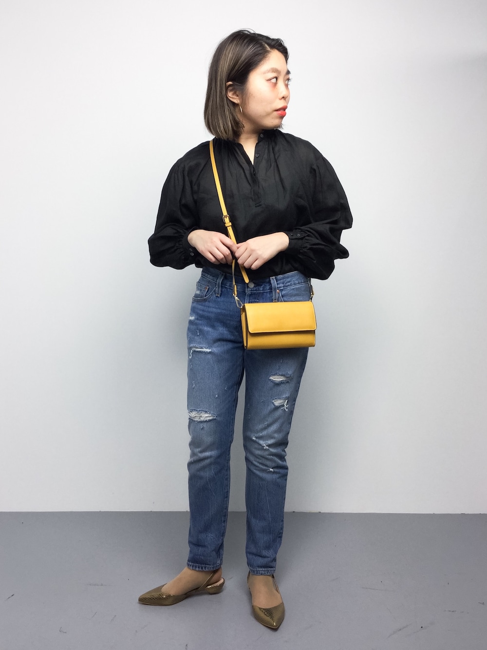 「カジュアル、シンプル、denim、ショルダーバッグ、パンツスタイル、春、ダメージデニムパンツ、シンプルコーデ、春コーデ、バルーンスリーブ」｜「UNITED ARROWSのUWBT ギャザー ボリューム ブラウス（シャツ/ブラウス、ブラック系）」を使った、ぽんさん（レディース・158cm）の春コーディネートの1枚目の写真