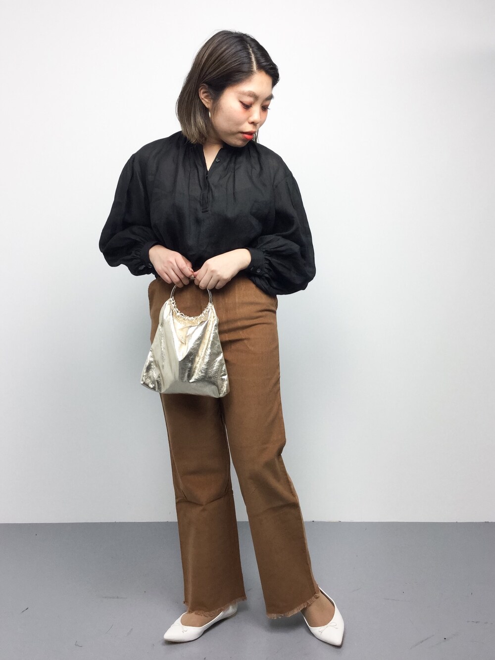 「ブラウス、コーデュロイパンツ、ワイドパンツ、バレエシューズ、大人コーデ、パンツスタイル、シンプルコーデ、春コーデ、メタリック、はるコーデ」｜「UNITED ARROWSのUWBT ギャザー ボリューム ブラウス（シャツ/ブラウス、ブラック系）」を使った、ぽんさん（レディース・158cm）の春コーディネートの1枚目の写真