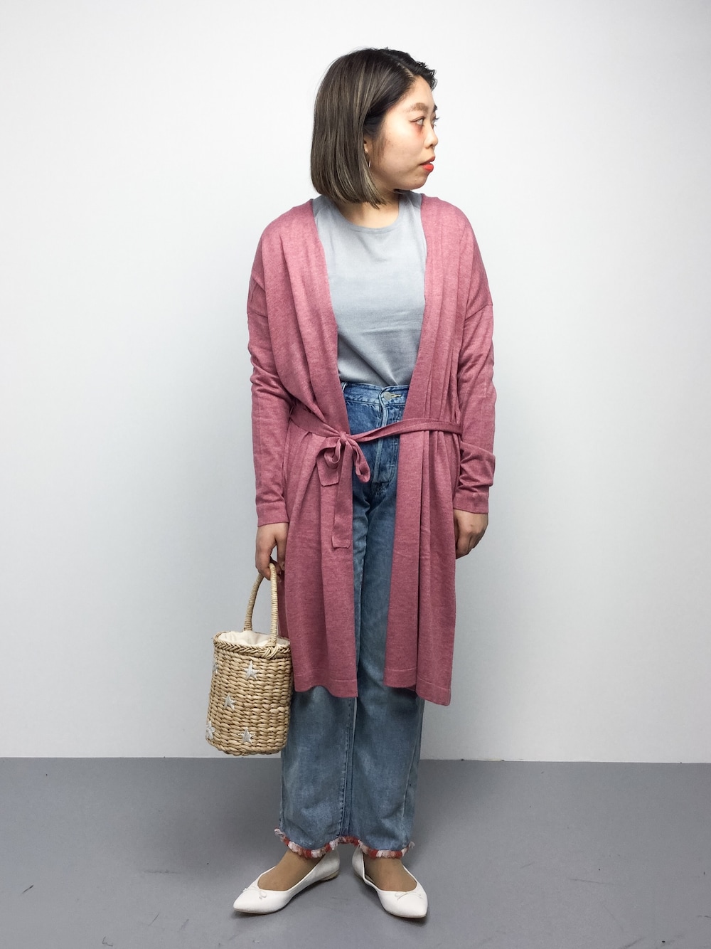 「シンプル、ピンク、denim、casual、ロングカーディガン、春、かごバッグ、春コーデ、ゆるコーデ、はるコーデ」｜「夢展望の(ニット)ｸﾙｰorVﾈｯｸ綿ﾀｯﾁﾄｯﾌﾟｽ（ニット/セーター、グレー系）」を使った、ぽんさん（レディース・158cm）の春コーディネートの1枚目の写真
