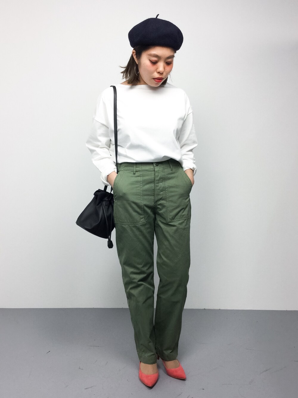 「シンプル、ピンク、ベレー帽、大人カジュアル、casual、きれいめカジュアル、パンツスタイル、カーキパンツ、シンプルコーデ、はるコーデ」｜「JOURNAL STANDARD relumeのVincent et Mireille ロングスリーブカットソー# （Tシャツ/カットソー、ホワイト系）」を使った、ぽんさん（レディース・158cm）の春コーディネートの1枚目の写真
