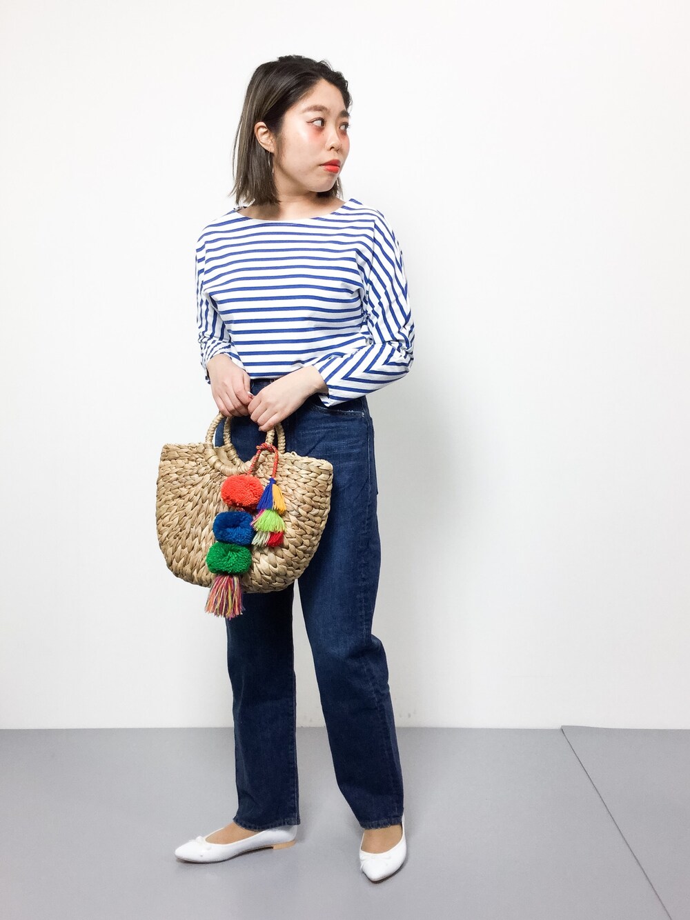 「ボーダー、シンプル、denim、バレエシューズ、ボーダートップス、パンツスタイル、春、かごバッグ、春コーデ、ネイビー×ホワイト」｜「Steven Alanの＜Steven Alan＞BORDER  DOLMAN SLEEVE/Tｼｬﾂ（Tシャツ/カットソー、ホワイト系）」を使った、ぽんさん（レディース・158cm）の春コーディネートの1枚目の写真