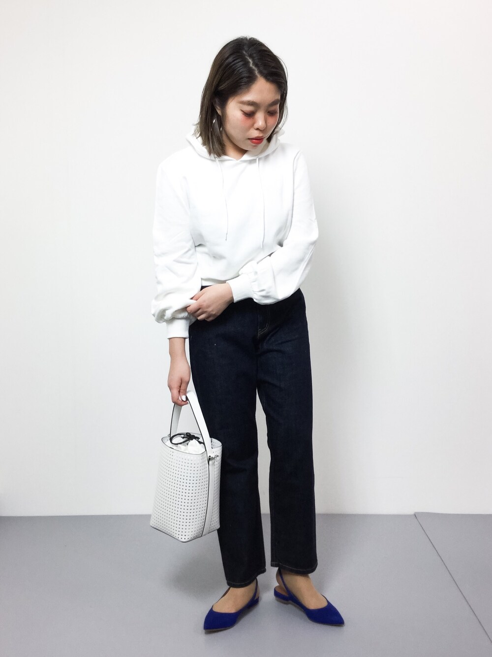「スウェット、パーカー、モノトーン、メンズライク、casual、きれいめカジュアル、春コーデ、カジュアルコーデ、ゆるコーデ、springstlye」｜「SLOBE IENAの《追加3》LE DENIM セルビッチストレートデニムパンツ◆（デニムパンツ、ブルー系）」を使った、ぽんさん（レディース・158cm）の春コーディネートの1枚目の写真