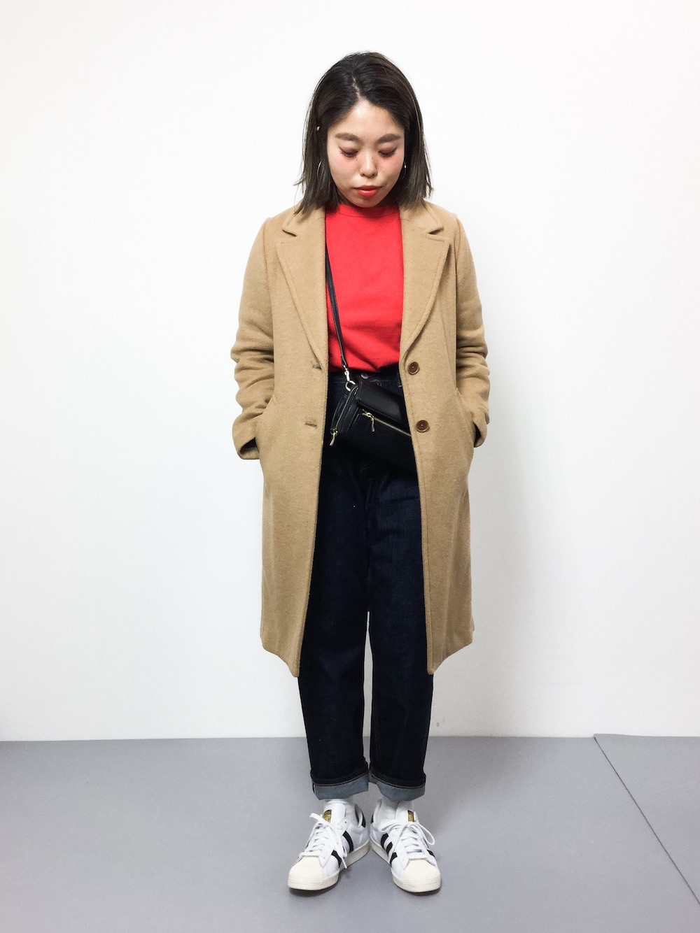 「カジュアル、シンプル、チェスターコート、ショルダーバッグ、spring、キャメルアウター、スプリングコート、シンプルコーデ、春コーデ、superstar80's」｜「Another Editionのダブルクロスチェスターコート/ AEBFC ﾀﾞﾌﾞﾙｸﾛｽCHESTER CT（チェスターコート、ベージュ系）」を使った、ぽんさん（レディース・158cm）の春コーディネートの1枚目の写真