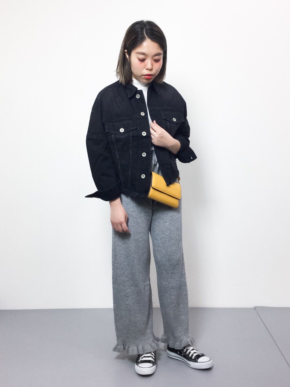 「カジュアル、シンプル、デニムジャケット、converse、spring、ニットパンツ、パンツスタイル、春、シンプルコーデ、春コーデ」｜「Another Editionのウォレットショルダー（ショルダーバッグ、イエロー系）」を使った、ぽんさん（レディース・158cm）の春コーディネートの1枚目の写真