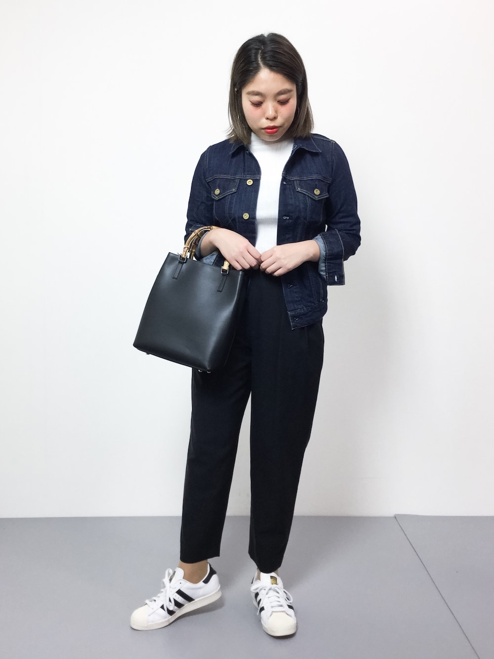 「シンプル、デニムジャケット、denim、モノトーン、スポーツミックス、メンズライク、casual、パンツスタイル、春コーデ、superstar」｜「Steven Alanの＜Steven Alan＞HIGH TWIST COTTON BOTTLE NECK KNIT/ﾆｯﾄ（ニット/セーター、ホワイト系）」を使った、ぽんさん（レディース・158cm）の春コーディネートの1枚目の写真