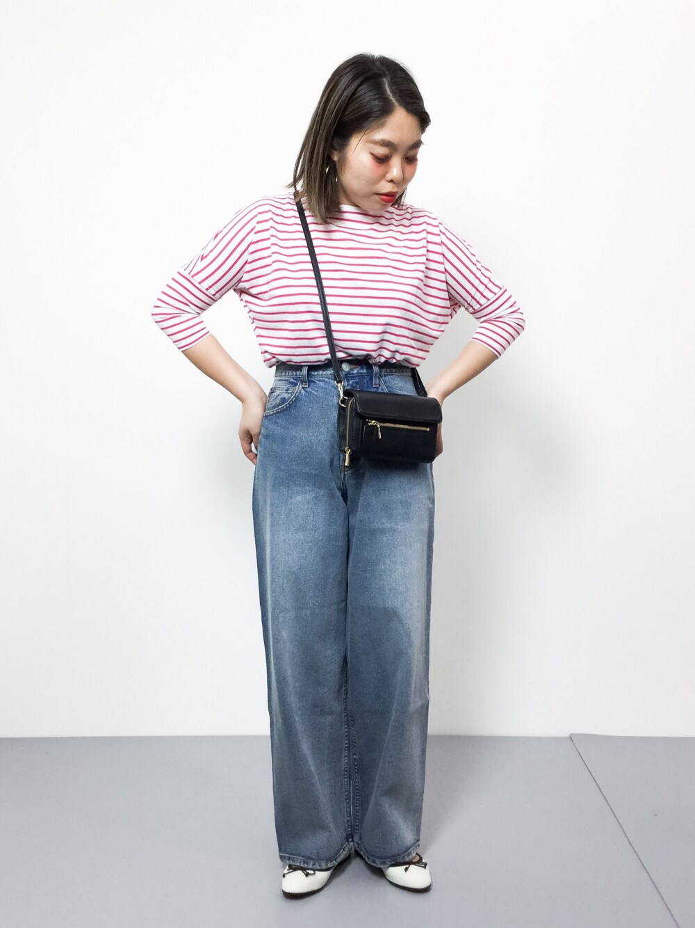 「ボーダー、ショルダーバッグ、ワイドパンツ、ボーダートップス、春、シンプルコーデ、春コーデ、赤ボーダー、オトナカジュアル、ワイドデニム」｜「UNITED ARROWSの○UBBT レザー バレエシューズ（バレエシューズ、ホワイト系）」を使った、ぽんさん（レディース・158cm）の春コーディネートの1枚目の写真