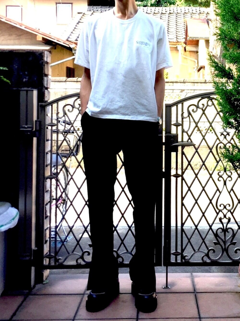 「夏、夏コーデ、モノトーン、モノトーンコーデ、シンプル、シンプルコーデ、スリットパンツ、おしゃれさんと繋がりたい、ootd、outfit」｜「DAIRIKUのアイテム（Tシャツ/カットソー、ホワイト系）」を使った、りゅう【相互】さん（メンズ・178cm）の夏コーディネートの1枚目の写真