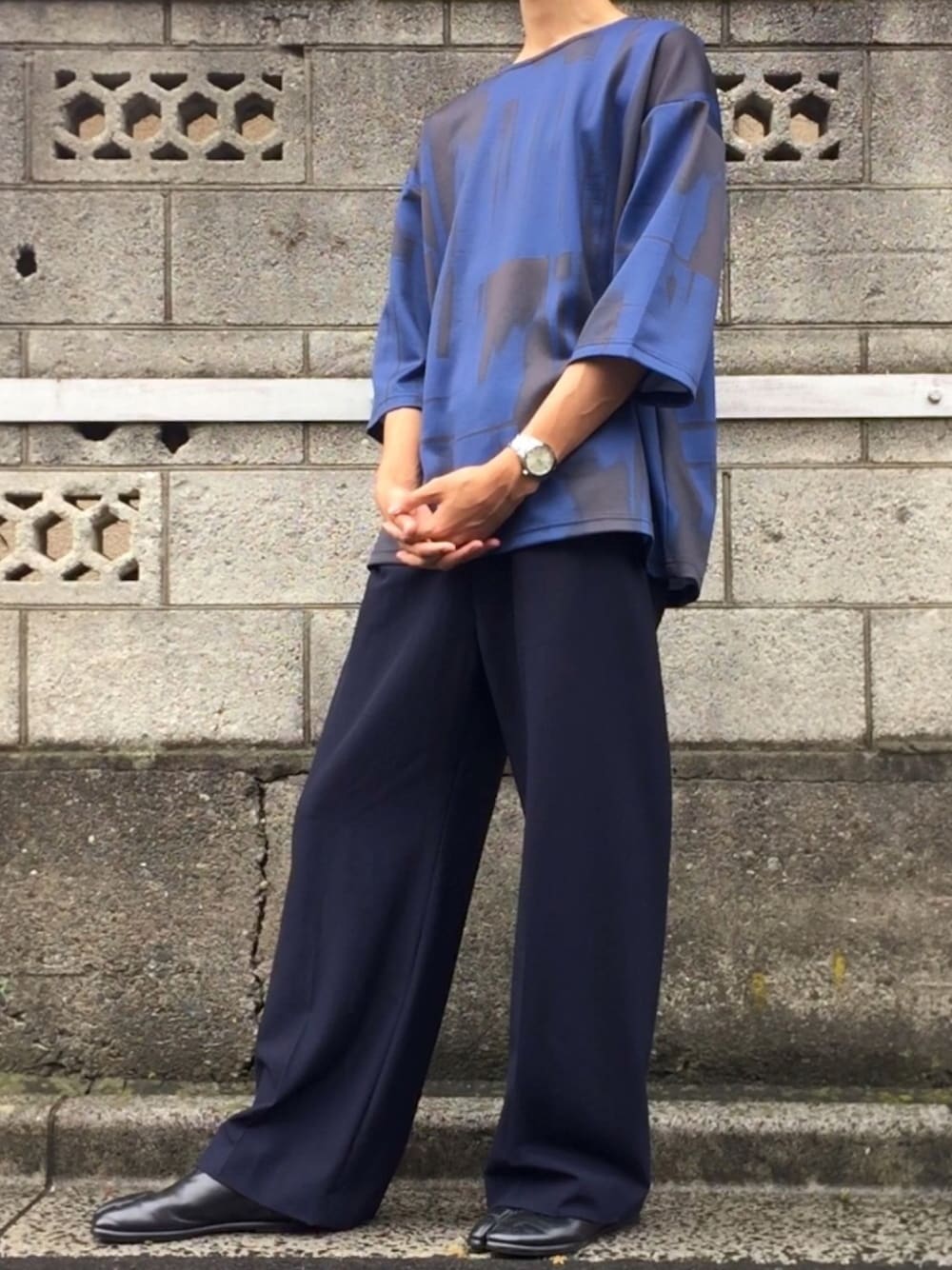 「ビッグシルエット、ビッグT、柄Tシャツ、ワイドパンツ、ストレートパンツ、足袋、足袋ブーツ、ワントーンコーデ、おしゃれさんと繋がりたい」｜「STUDIOUSの【先行受注】グラフィカルネオンビッグシルエットTシャツ（Tシャツ/カットソー、ブルー系）」を使った、りゅう【相互】さん（メンズ・178cm）の夏コーディネートの1枚目の写真