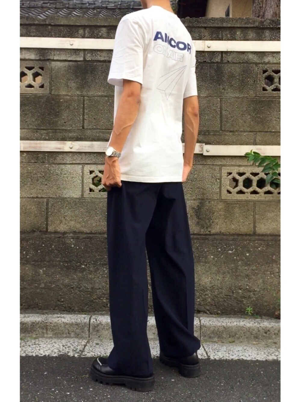 「モノトーン、モノトーンコーデ、シンプル、シンプルコーデ、Tシャツ、ワイドパンツ、ストレートパンツ、ootd、outfit、おしゃれさんと繋がりたい」｜「ANCHORのアイテム（Tシャツ/カットソー、ホワイト系）」を使った、りゅう【相互】さん（メンズ・178cm）の秋コーディネートの1枚目の写真
