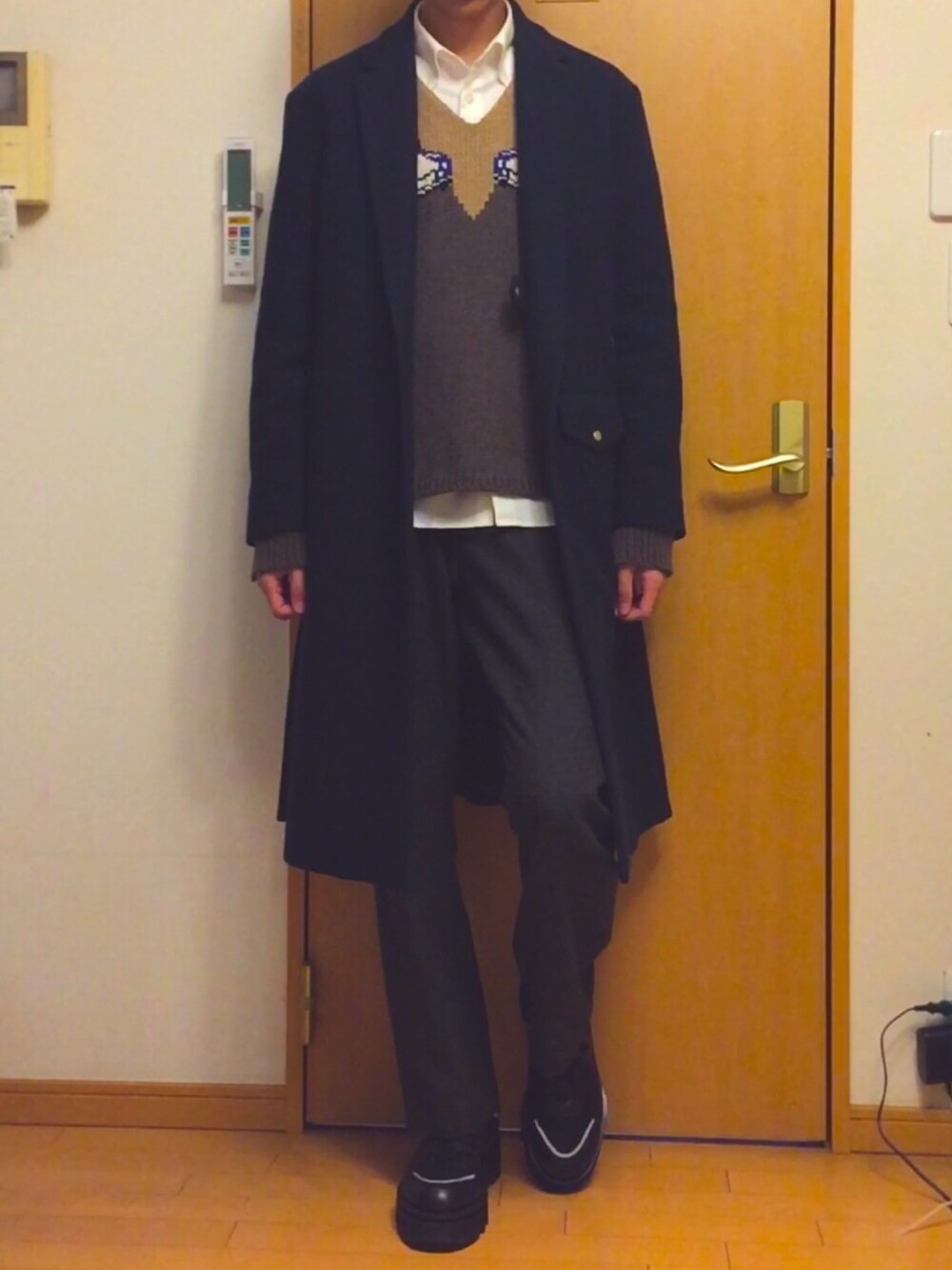 「冬コーデ、チェスターコート、グリーン、白シャツ、ボタンダウンシャツ、Vネックニット、ストレートパンツ、ootd、outfit、おしゃれさんと繋がりたい」｜「CULLNIのライダースチェスターコート（チェスターコート、グリーン系）」を使った、りゅう【相互】さん（メンズ・178cm）の冬コーディネートの1枚目の写真