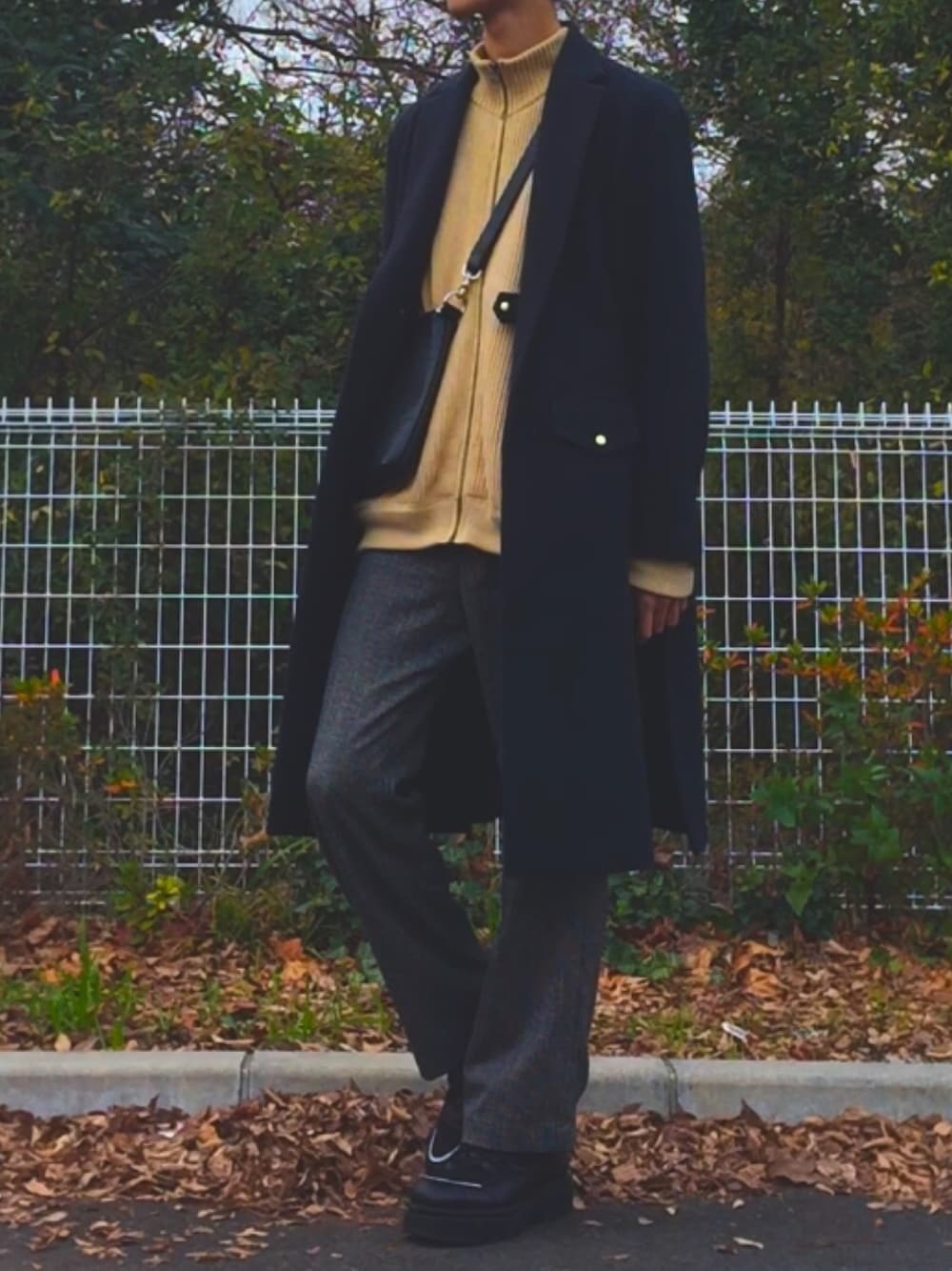 「冬コーデ、チェスターコート、グリーン、ニット、ベージュニット、フレアパンツ、チェックパンツ、サコッシュ、ootd、おしゃれさんと繋がりたい」｜「CULLNIのライダースチェスターコート（チェスターコート、グリーン系）」を使った、りゅう【相互】さん（メンズ・178cm）の冬コーディネートの1枚目の写真