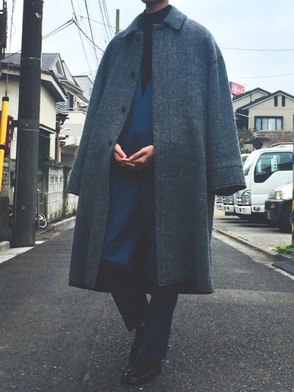 「年末WEAR感謝祭、冬コーデ、ステンカラーコート、オーバーサイズ、セットアップ、ブルー、足袋、outfit、ootd、おしゃれさんと繋がりたい」｜「YOKEのアイテム（ステンカラーコート、グレー系）」を使った、りゅう【相互】さん（メンズ・178cm）の冬コーディネートの1枚目の写真