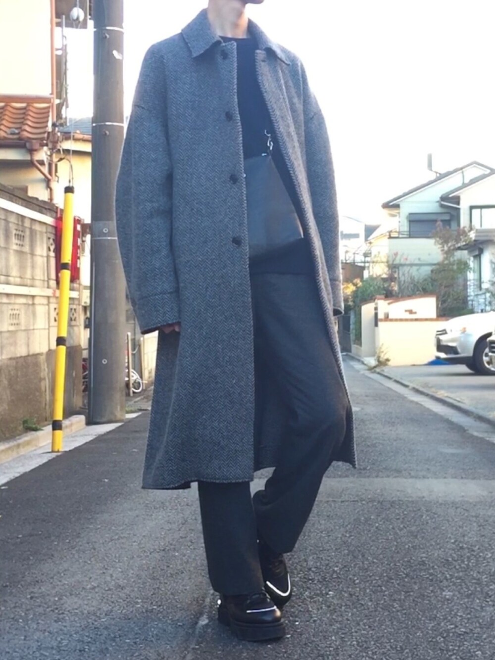「冬コーデ、ステンカラーコート、オーバーサイズ、ニット、crepuscule、ストレートパンツ、サコッシュ、ショルダーバッグ、ootd、おしゃれさんと繋がりたい」｜「YOKEのアイテム（ステンカラーコート、グレー系）」を使った、りゅう【相互】さん（メンズ・178cm）の冬コーディネートの1枚目の写真