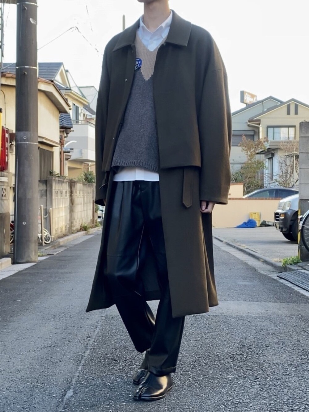 「冬コーデ、ステンカラーコート、オリーブ、白シャツ、ボタンダウンシャツ、Vネックニット、レザーパンツ、足袋、ootd、おしゃれさんと繋がりたい」｜「SUNSEAのアイテム（ニット/セーター、ブラウン系）」を使った、りゅう【相互】さん（メンズ・178cm）の冬コーディネートの1枚目の写真