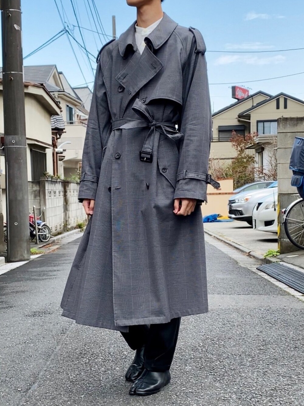 「トレンチコート、スプリングコート、チェック、グレンチェック、バンドカラーシャツ、レザーパンツ、足袋、デート、ootd、おしゃれさんと繋がりたい」｜「steinのアイテム（トレンチコート、グレー系）」を使った、りゅう【相互】さん（メンズ・178cm）の春コーディネートの1枚目の写真